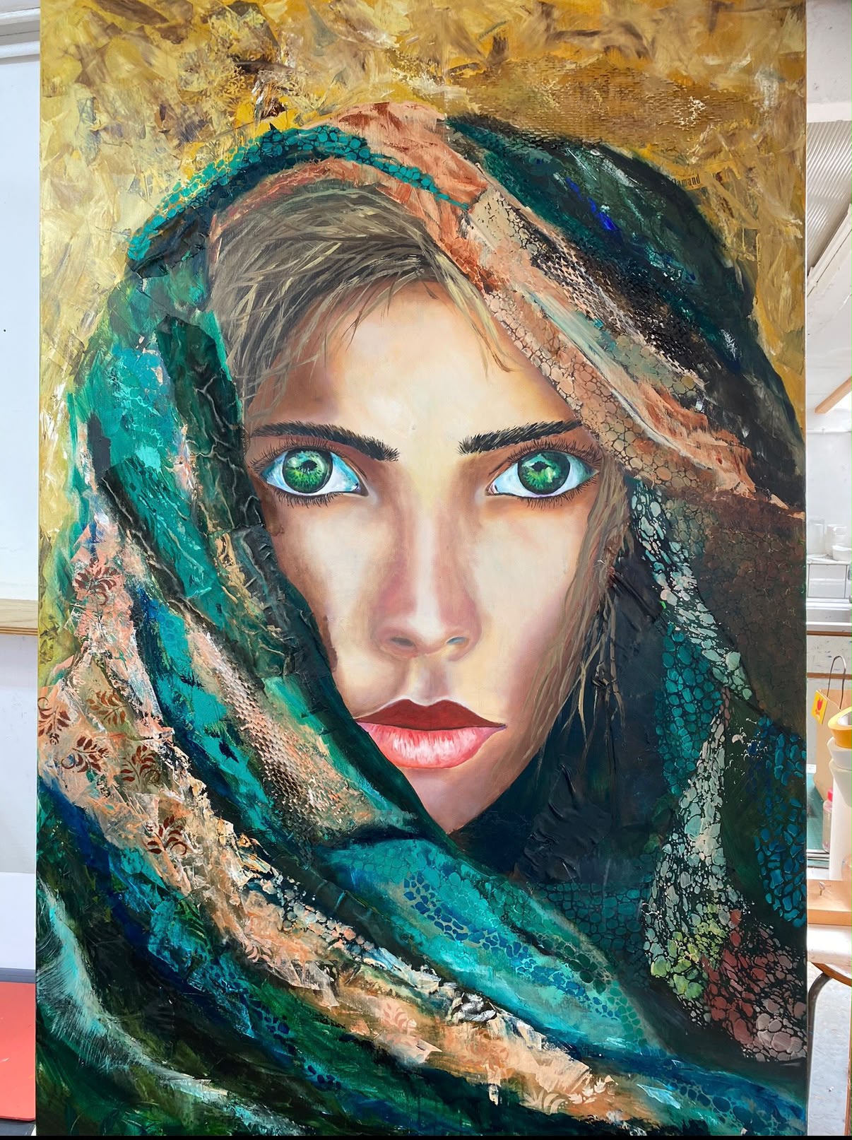 Gemengde techniek portret van een vrouw met groene ogen gehuld in een blauwgroene en gouden sjaal van Bob Groen