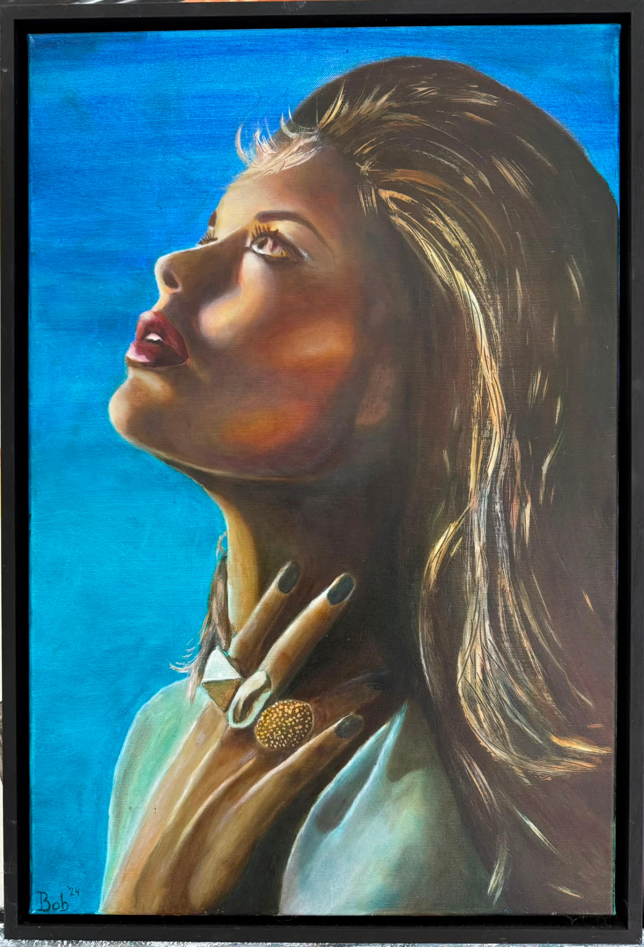 Olieverfportret van een vrouw met ringen die omhoog kijkt tegen een helderblauwe achtergrond van Bob Groen