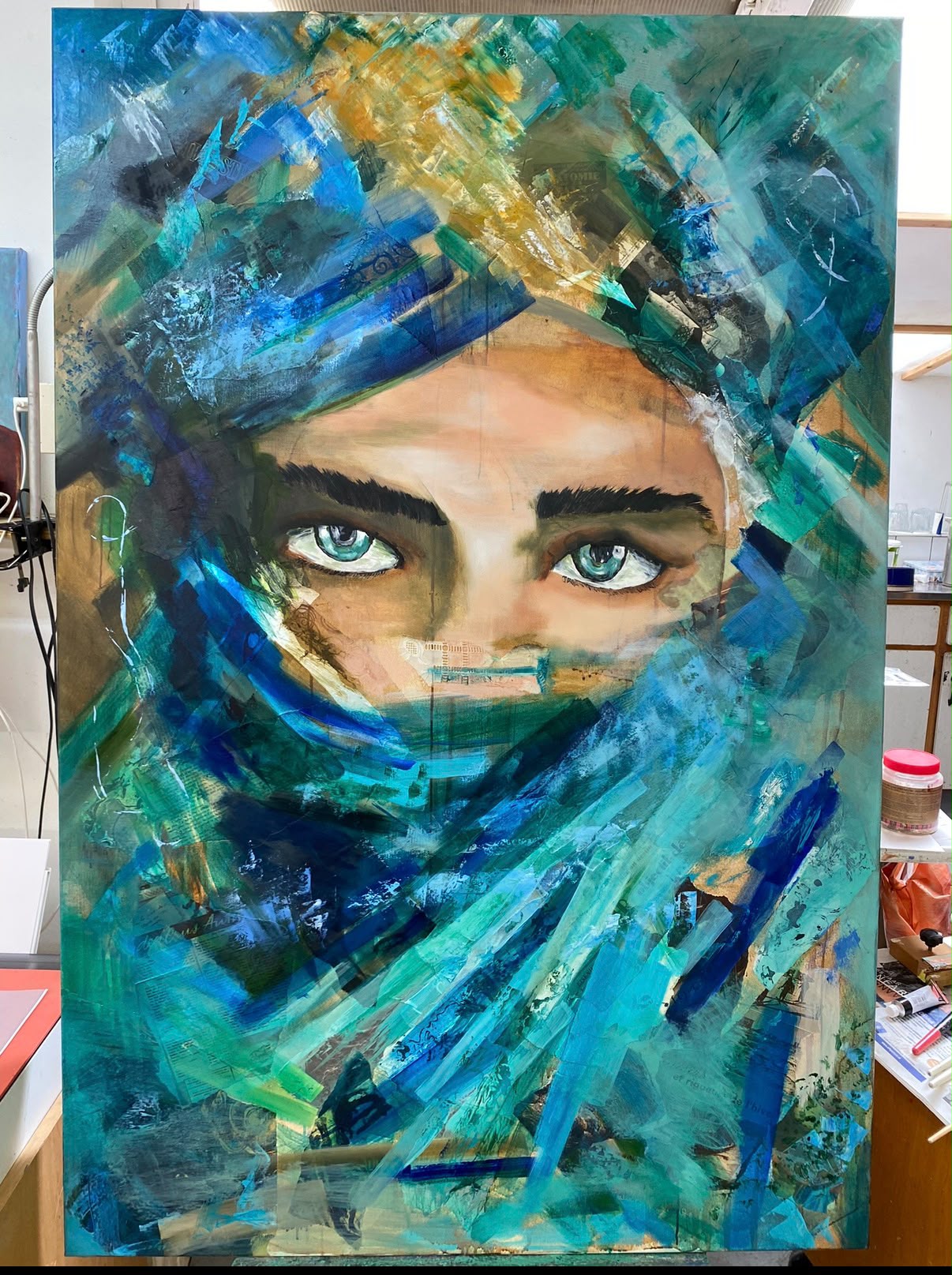 Gemengde techniek portret van een gesluierde vrouw met lichte ogen in turquoise en goud van Bob Groen