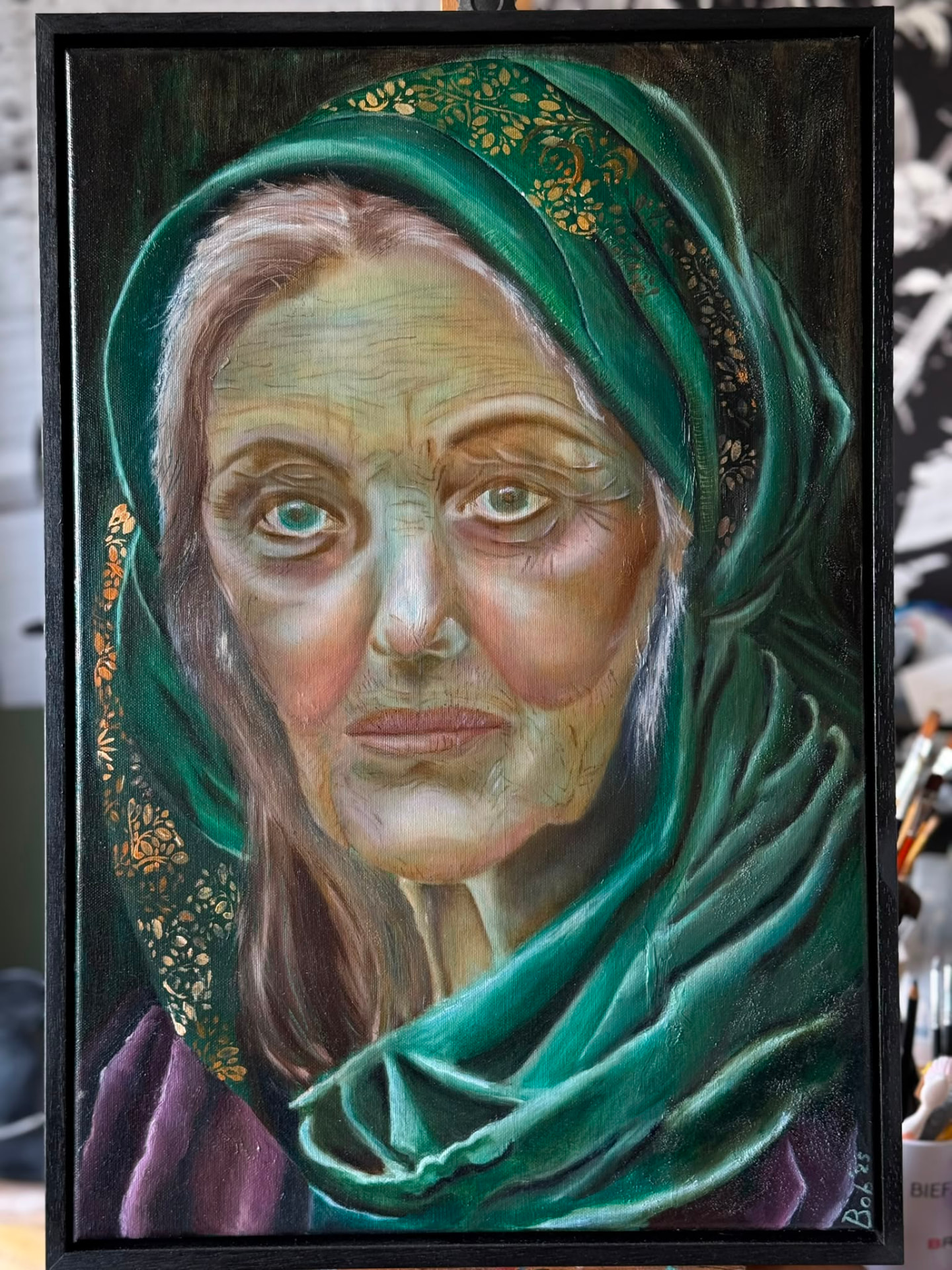 Olieverfportret van een oudere vrouw met groene hoofddoek met gouden borduursel van Bob Groen