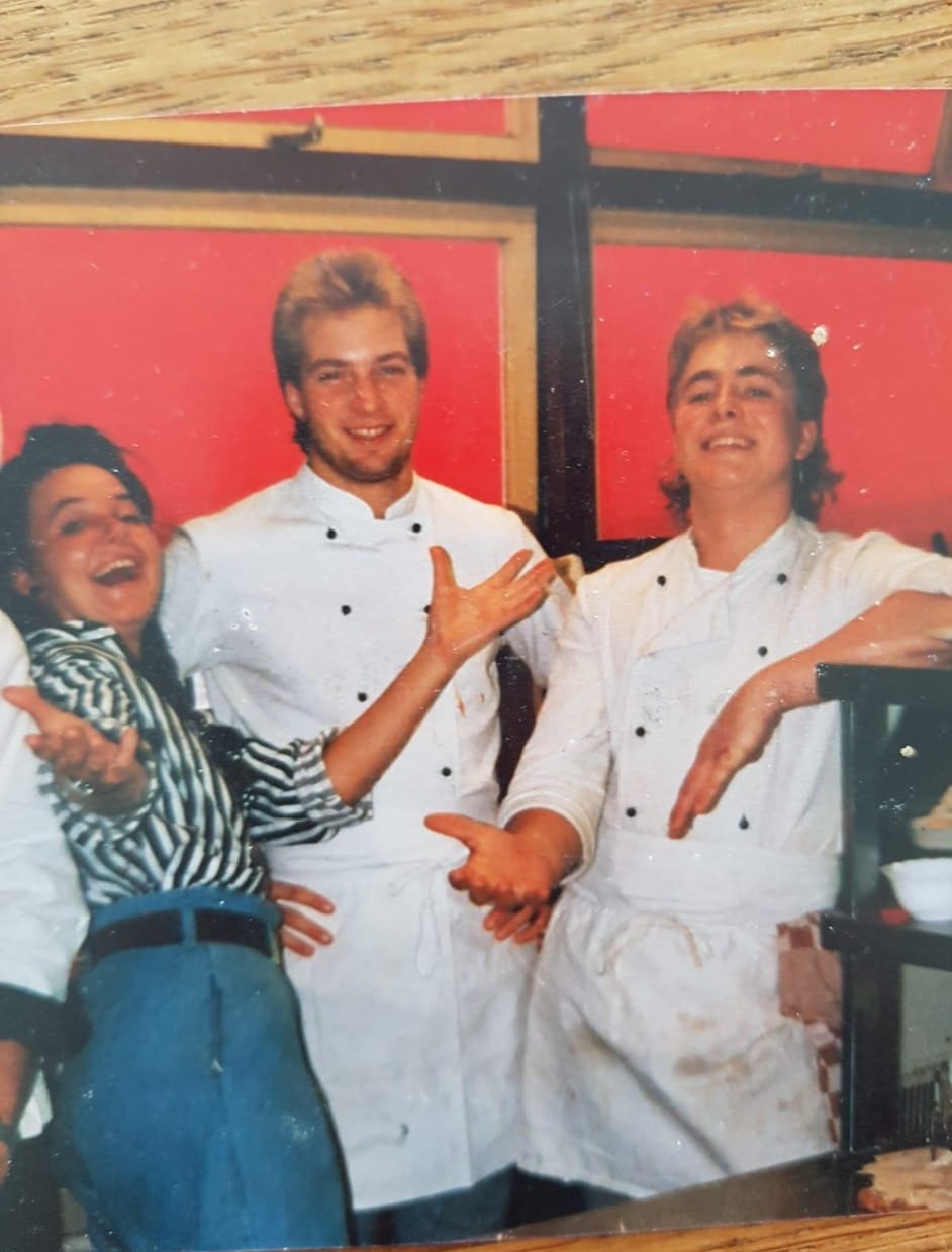 Een jonge Bob Groen aan het werk als kok in een professionele keuken