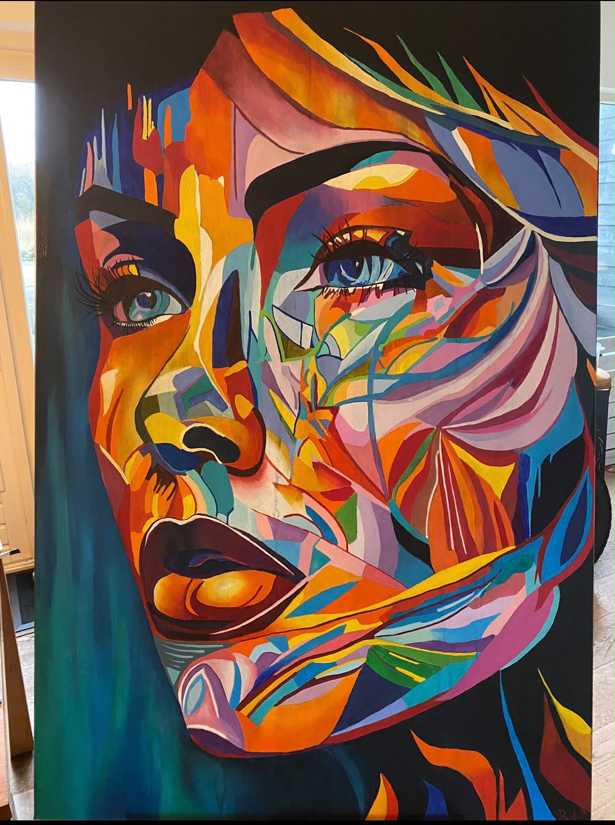 Kubistisch geïnspireerd kleurrijk portret van een vrouw opgebouwd uit geometrische kleurvlakken van Bob Groen