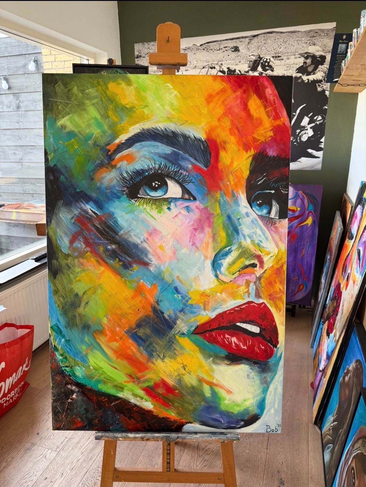 Levendig expressionistisch portret opgebouwd uit felle kleurstreken met rode lippen van Bob Groen