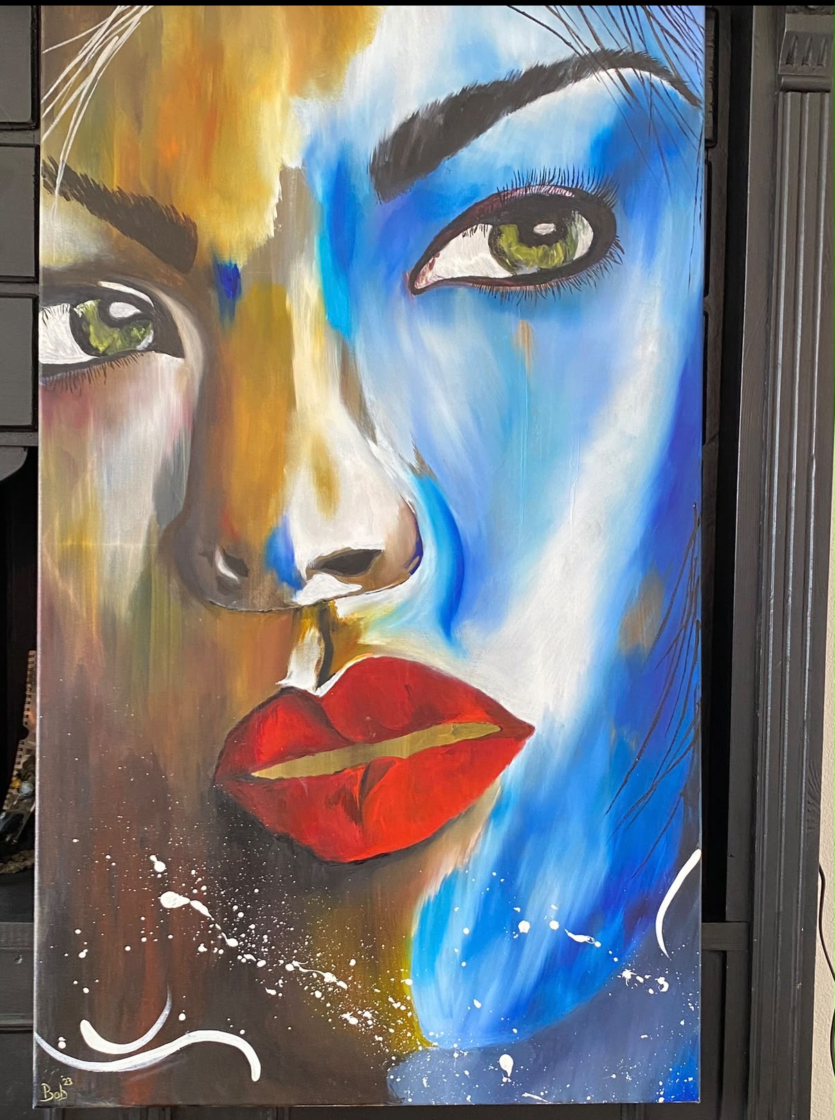 Olieverfschilderij van een gezicht half in warm goud en half in koel blauw met rode lippen van Bob Groen