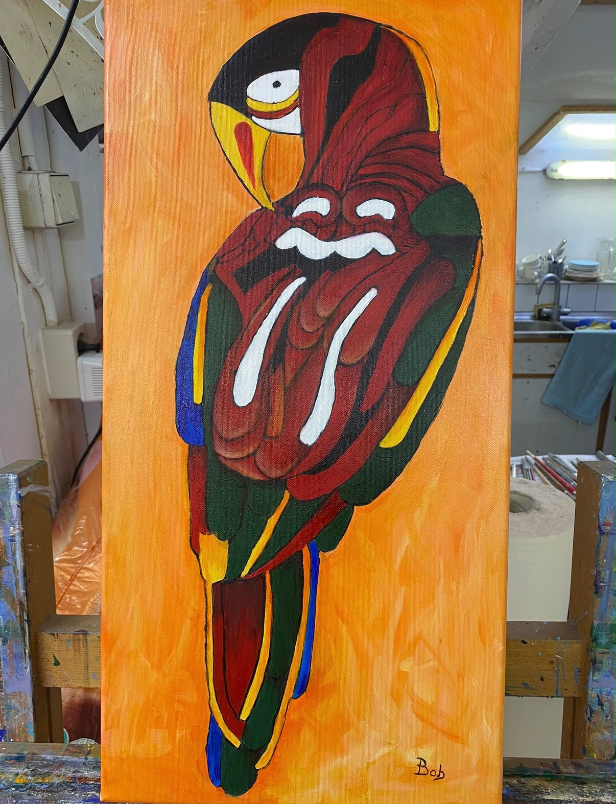 Grafisch acrylschilderij van een rode papegaai op een warme oranje achtergrond van Bob Groen