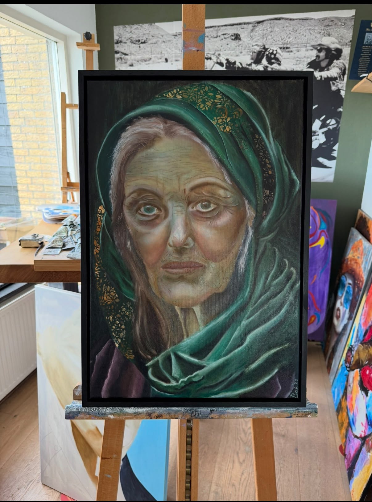 Olieverfportret van een oudere vrouw met groene hoofddoek met gouden borduursel van Bob Groen