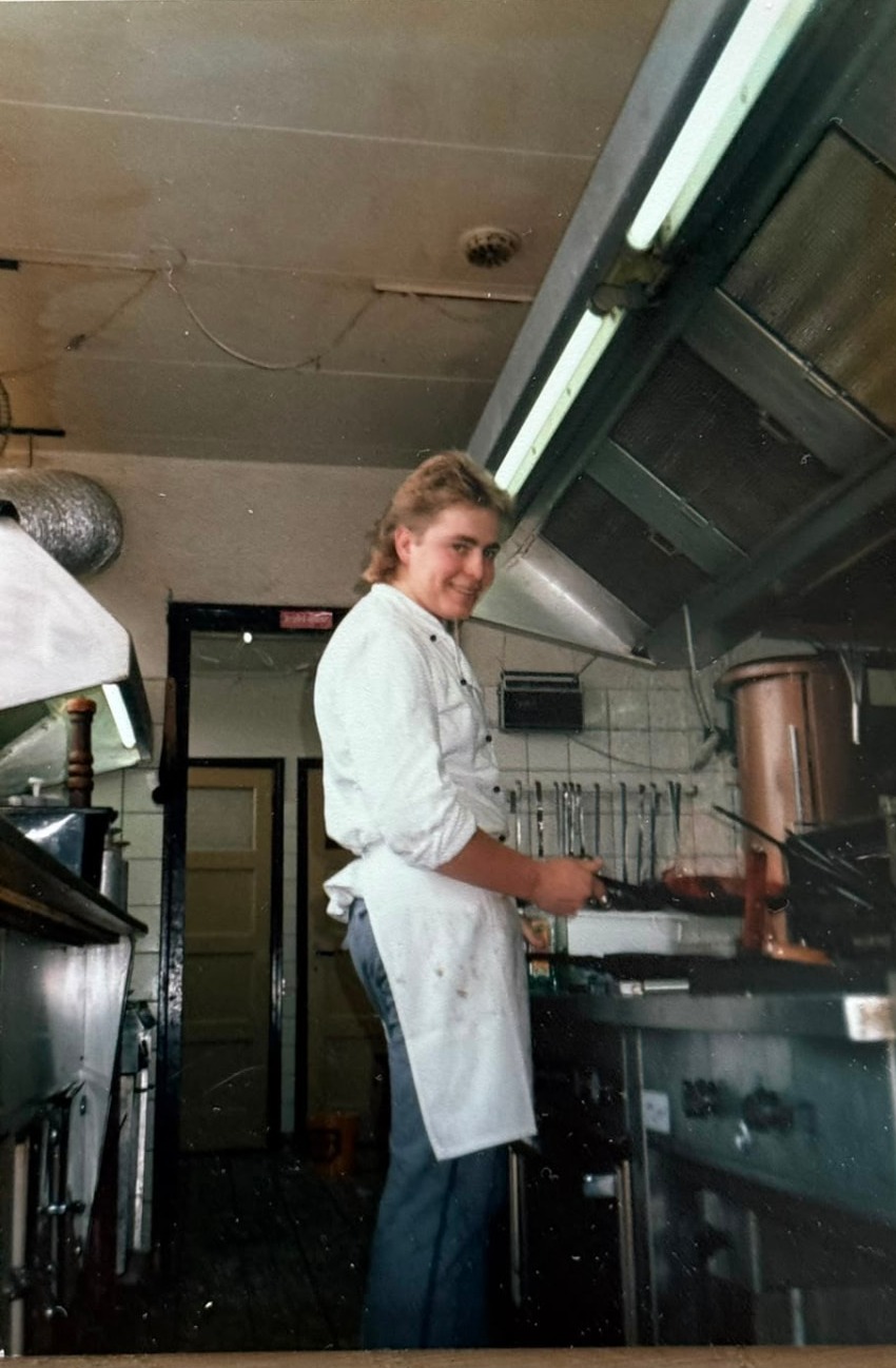 Een jonge Bob Groen aan het werk als kok in een professionele keuken